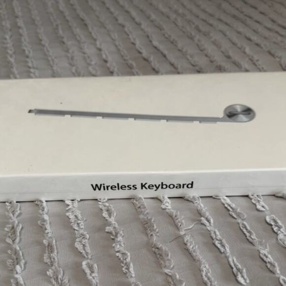 Apple wireless keyboard for Ipad - NEW IN BOX ( MC184LL/B ) - Picture 2 of 4